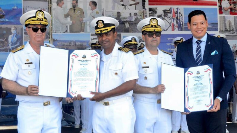 Locutor Ariel Mercedes recibe reconocimiento por parte de la Armada Dominicana