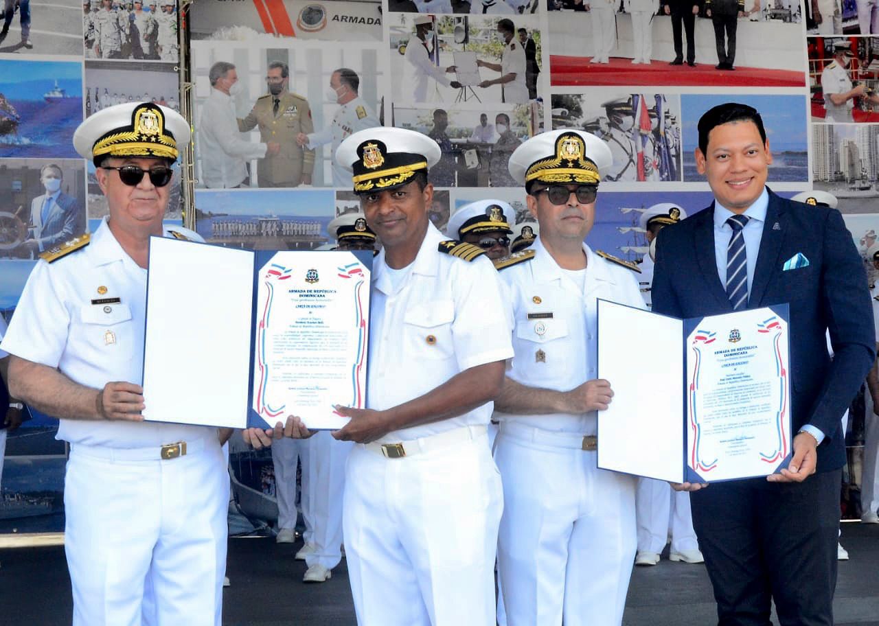 Locutor Ariel Mercedes recibe reconocimiento por parte de la Armada Dominicana