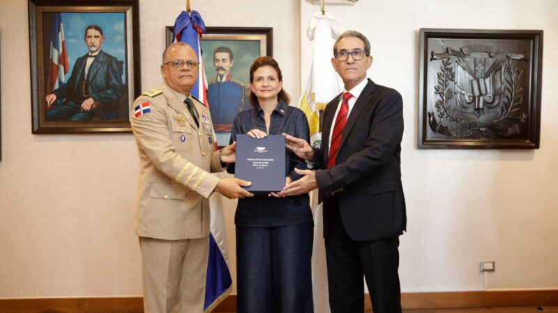 Vicepresidenta posesiona al nuevo ministro de Defensa