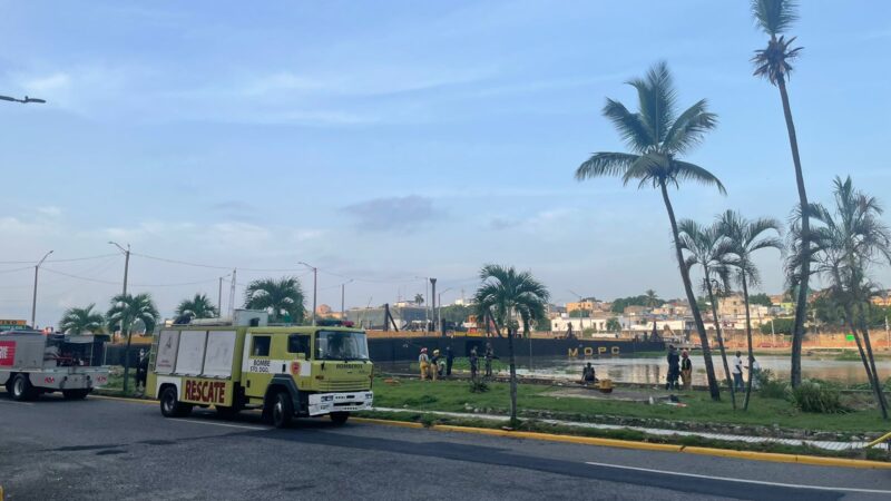 Unidad de rescate del CB-SDE recupera vehículo que cayó a las aguas del río Ozama