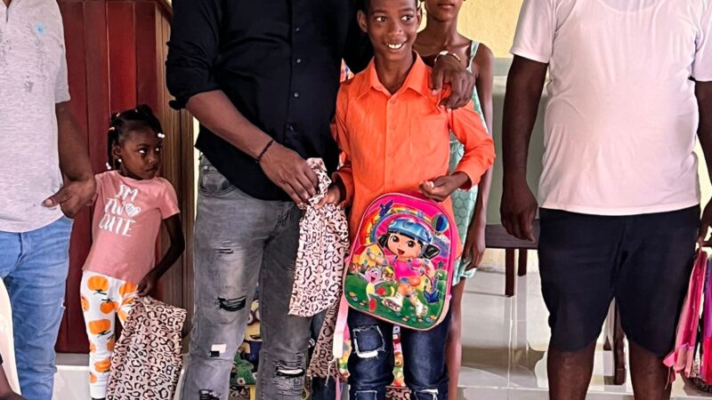 Regidor del PRM Erismel Bautista entrega útiles escolares en la comunidad de los Morones, Peralvillo