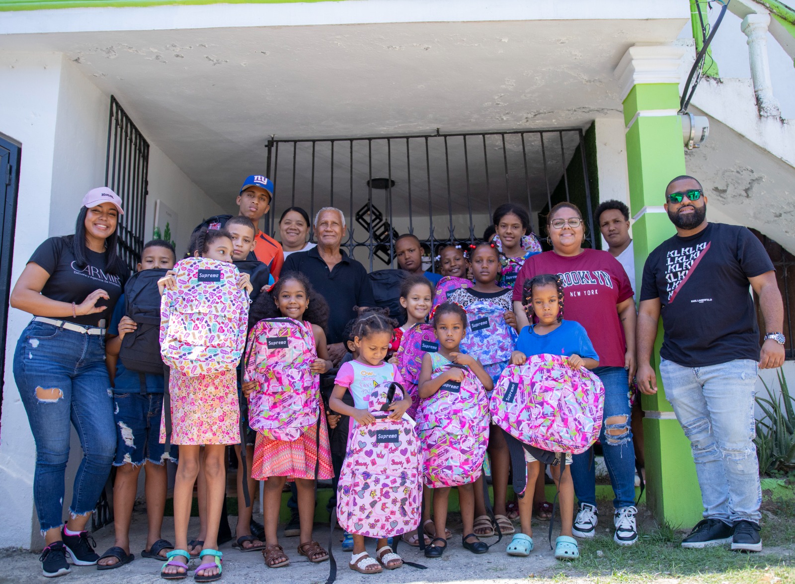 Fundación Soles de Vida Entrega Útiles Escolares a Niños de Santo Domingo Este