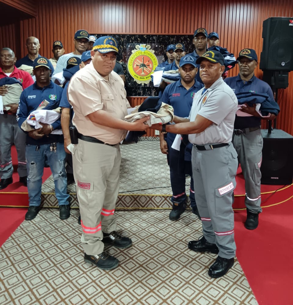 Intendente General CB-SDE, Roberto Santos Méndez Realiza Entrega de Uniformes y Equipamiento a Miembros del Cuerpo de Bomberos en Santo Domingo Este