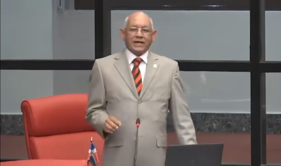 Senador Bernardo Alemán Alerta sobre Obstáculos al Desarrollo Turístico en Montecristi