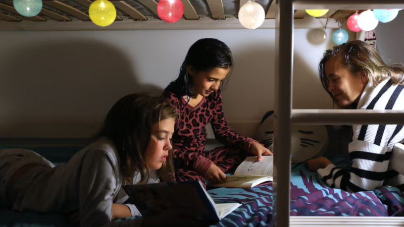 Los niños que leen en casa con sus padres llevan medio curso de ventaja respecto a los que no lo hacen
