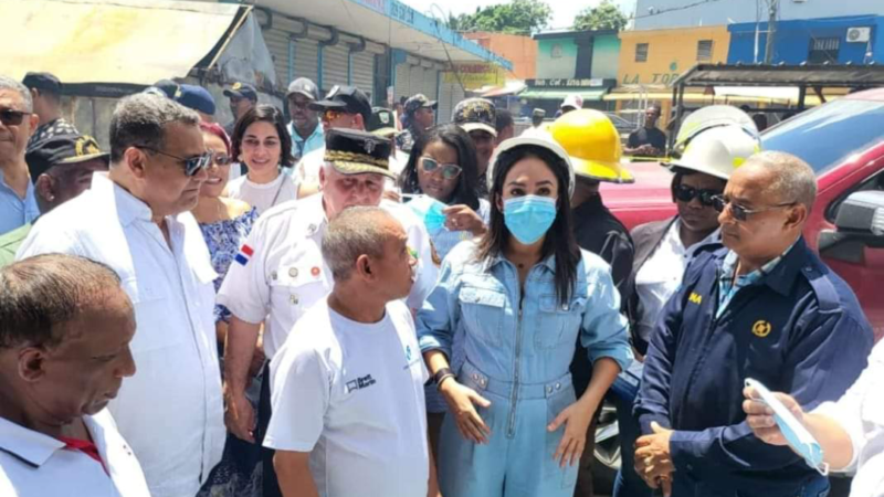 Ministra de Interior y Policía Faride Raful, visita zona de desastre donde ayer perdieron la vida dos jóvenes que quedaron atrapados en medio de un incendio en Samaná