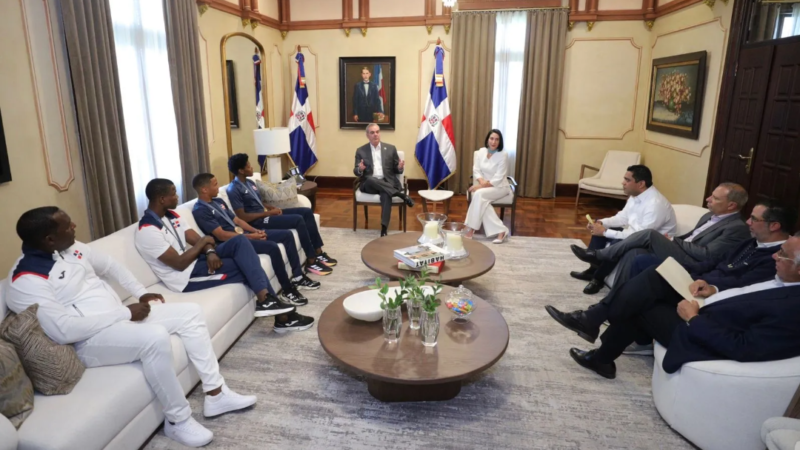 Presidente Abinader recibe en Palacio Nacional a medallistas olímpicos Marileidy Paulino, Yunior Alcántara y Cristian Pinales