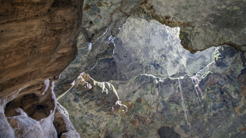 Autoridades respaldan mesa de preservación de las Cuevas del Pomier