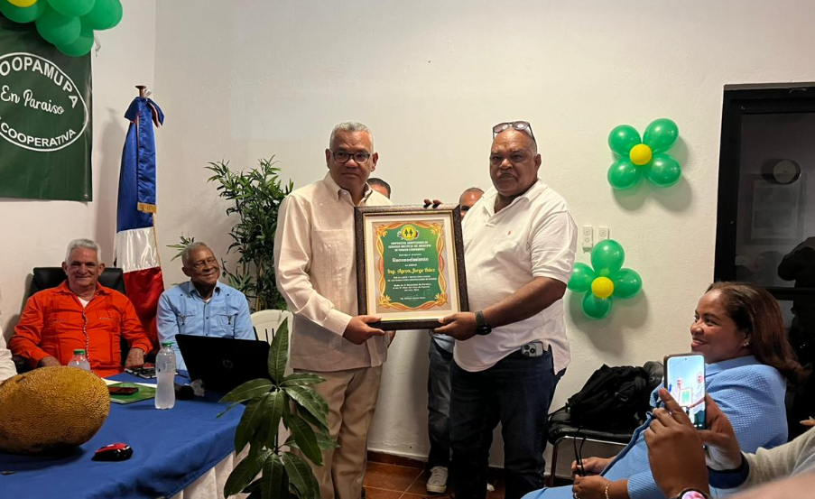 Reconocimiento al Gerente del Banco Agrícola en Asamblea de COOPAMUPA