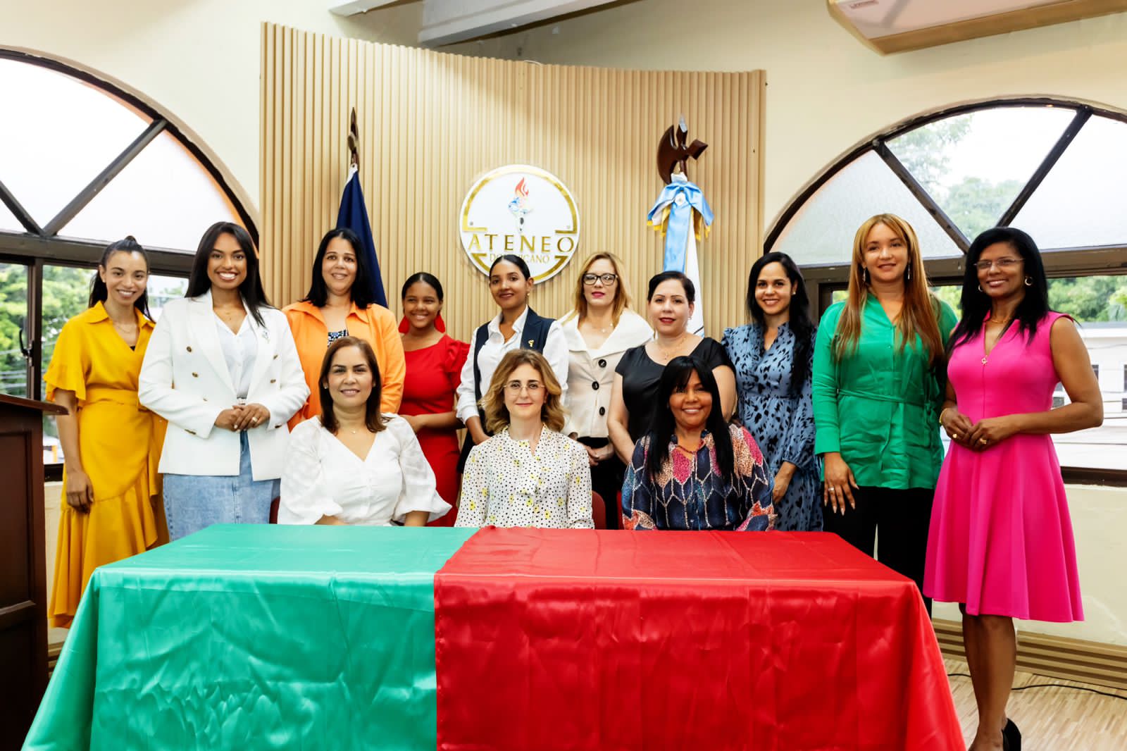 Colectivo Femenino por la Democracia, inicia con éxito su primera tertulia femenina diplomática