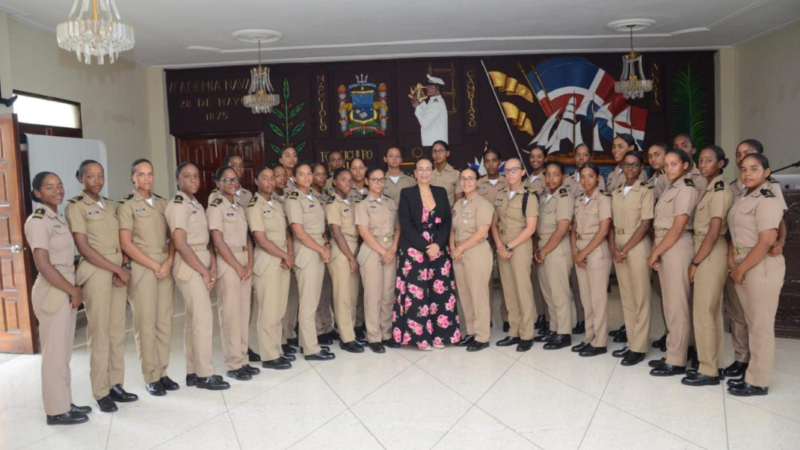 Guardiamarinas de la Academia Naval «César de Windt Lavandier» ARD Participan en la Charla «Fortaleza en la Transición: Estrategias para la Adaptación Militar»