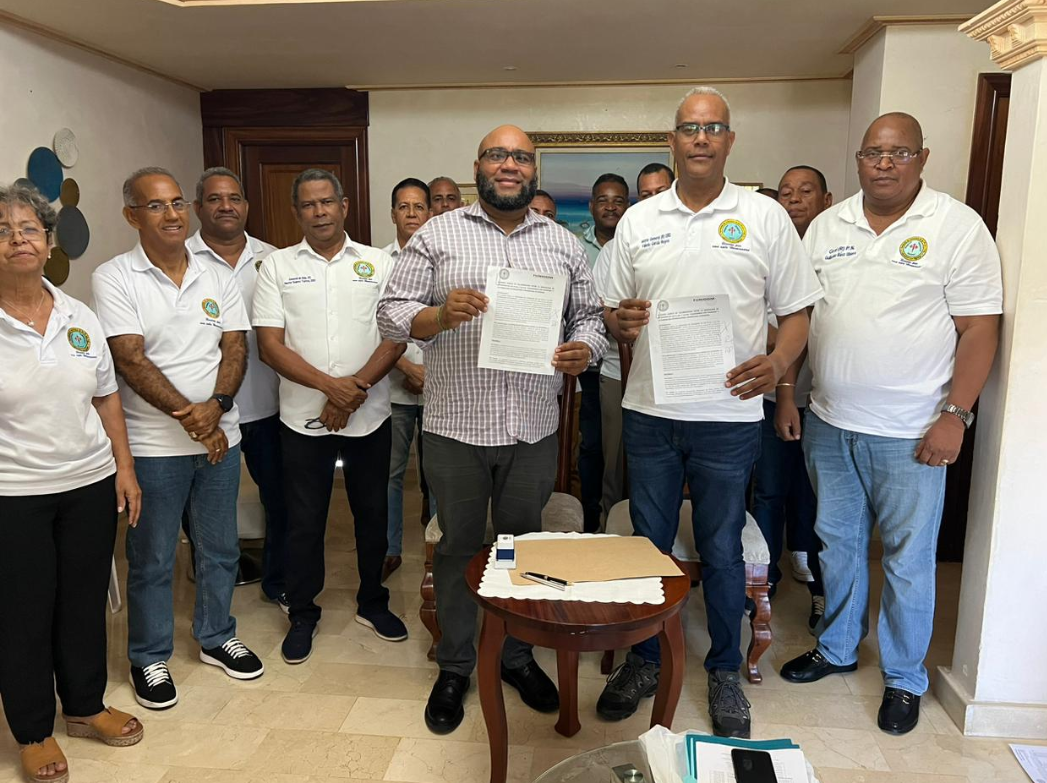 Mayor General (R) Valerio Garcia firma con FUNIDOM, convenio para ayudar a los Veteranos de las FF.AA. y P.N.
