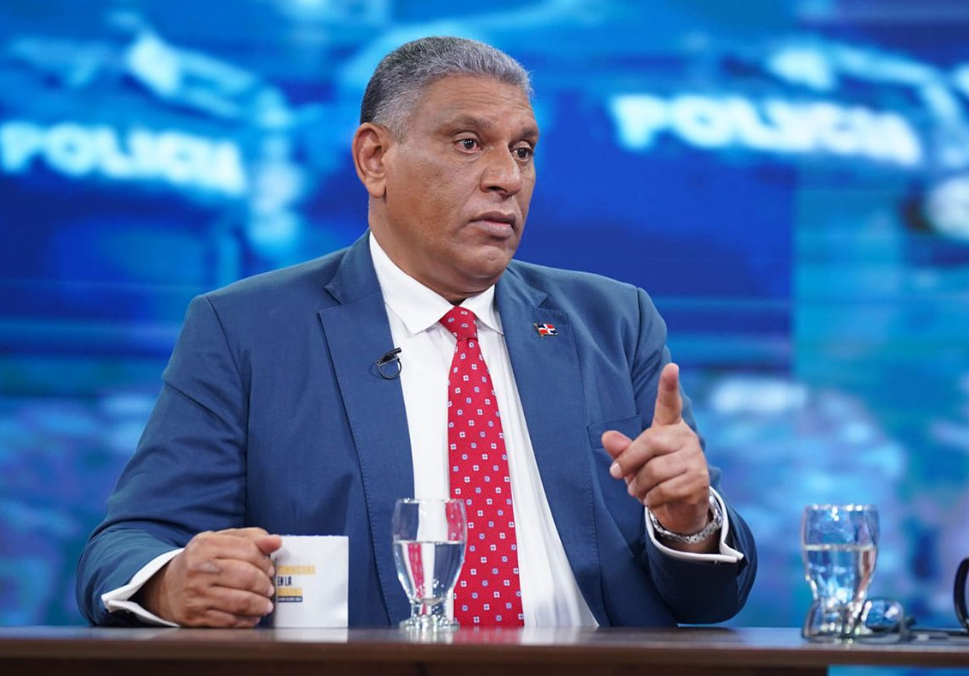 Cónsul en NY Chú Vásquez Martínez cancela 13 entre ellos 12 dirigentes de la seccional PRM, incluido el director de prensa del partido Erasmo Chalas Tejeda