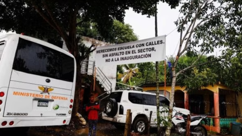 Residentes en Villa Mella reciben a Abinader con cartel de protesta durante inauguración de escuela