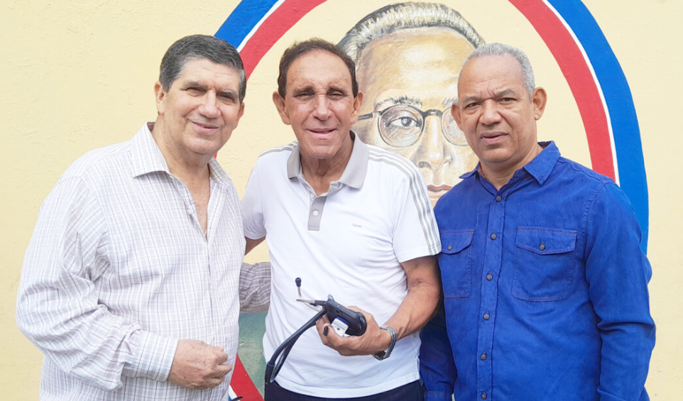 La filantropía del Dr. Cruz Jiminián llega al expelotero de los Tigueres del Licey, Miguel Pérez Sánchez