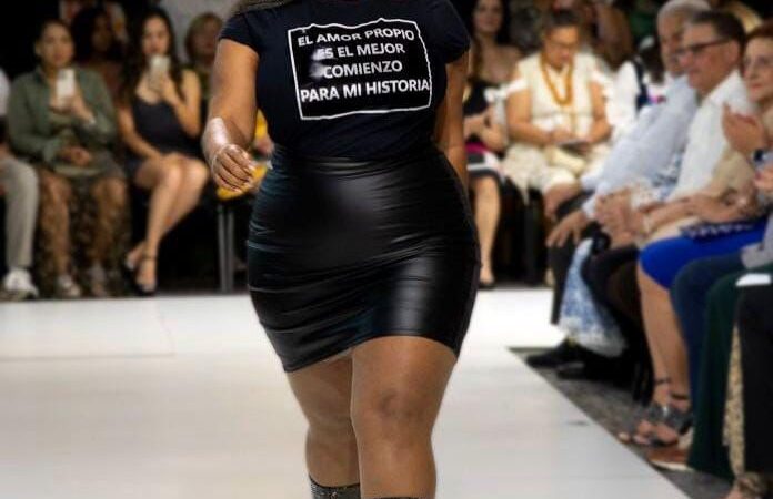 Modelos tallas grandes imponen sus curvas con emotivo mensaje en RDFW 2024