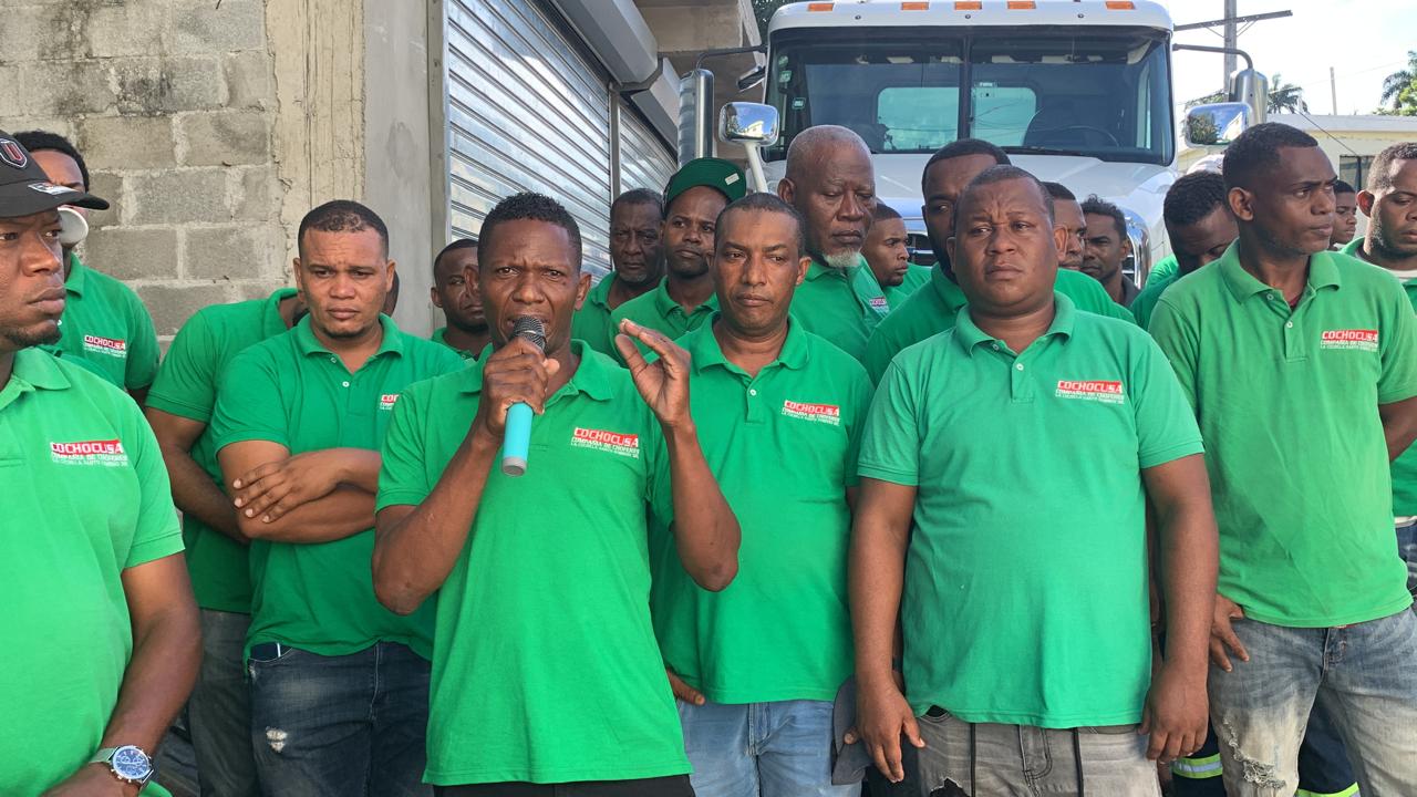 Choferes de ruta Villa Altagracia-Santo Domingo denuncian regidor los amenaza de muerte