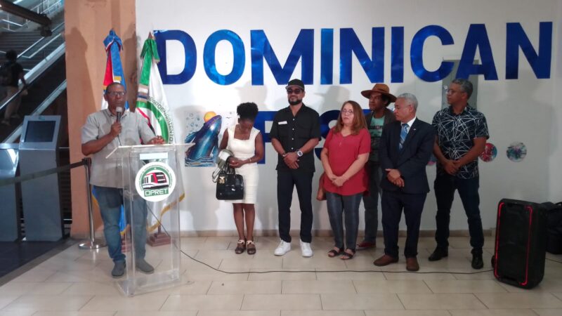 El mecenazgo popular de la mano del muralista Pedro Veras Exposición “Dominican Fish II” en estación del metro Casandra Damirón en Plaza de la Cultura