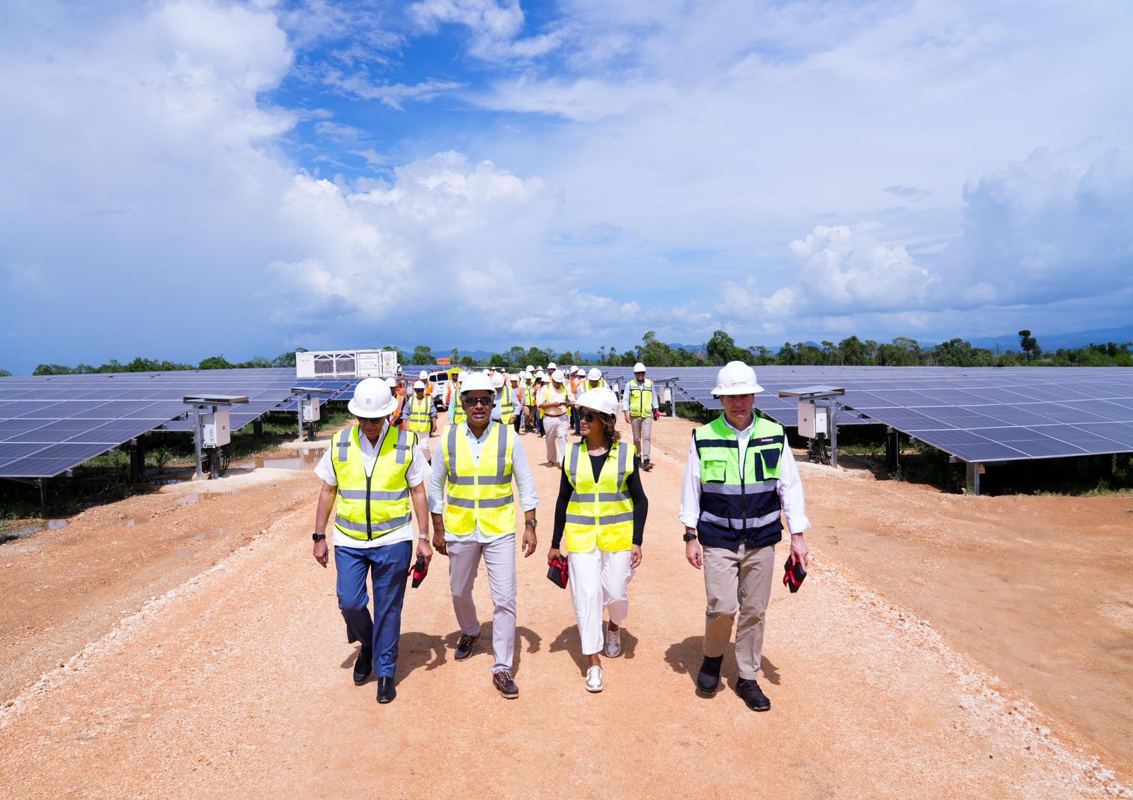 Ministro Joel Santos resalta confianza de inversionistas en el sector eléctrico al visitar el complejo fotovoltaico Cotoperí Solar, en La Romana
