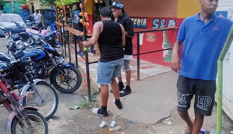¡Denuncia! Comunitarios acusan a un empleado del ayuntamiento de violar la Ley obstaculizando la vía pública en Los Botados 