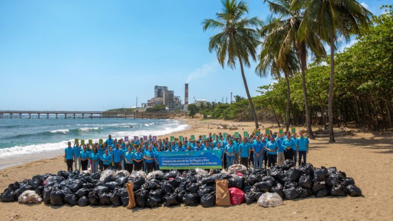 Voluntarios de ASEZ recogieron 8.13 toneladas de basura en playa Gringo, Nigua-Haina