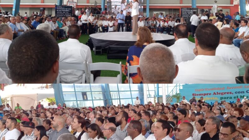 El Dr. Fausto López Solís acompaña a la Vicepresidenta en entrega de apartamentos y títulos en La Vega