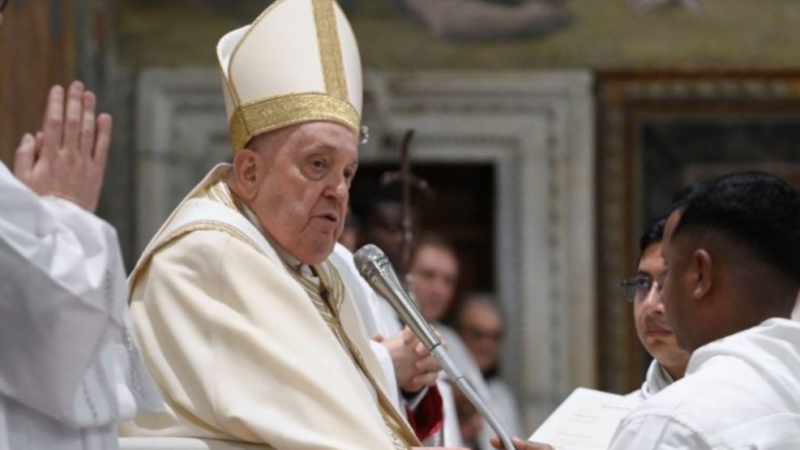 El papa Francisco invita a rezar y poner fin de la violencia en Haití