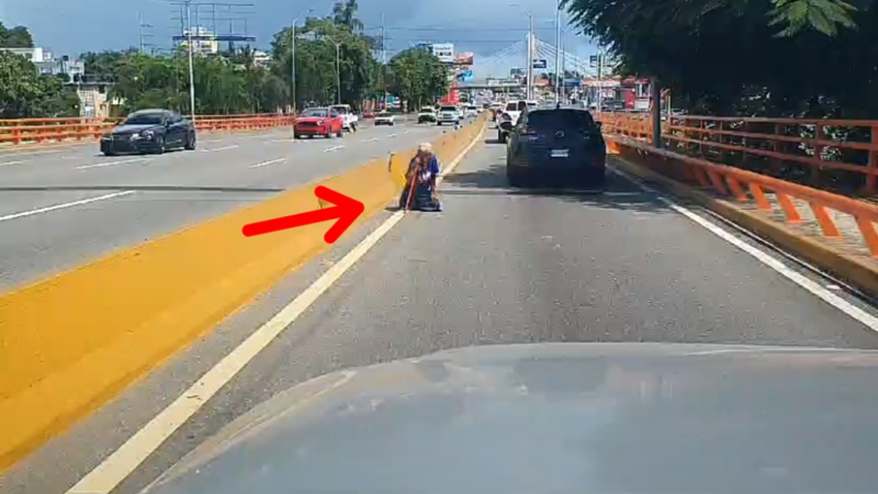 Pedigüeños ponen su vida en peligro en el Puente Juan Bosch todas las mañanas.