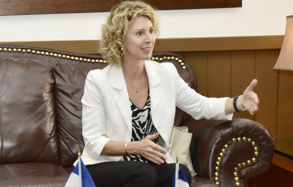 La Armada Dominicana recibe visita de la embajadora de Francia