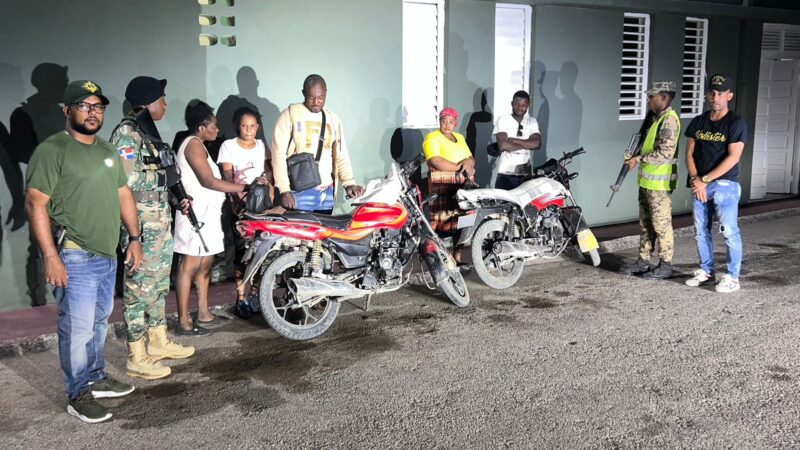 Ejercito detiene motociclistas que transportaban ilegales haitianos
