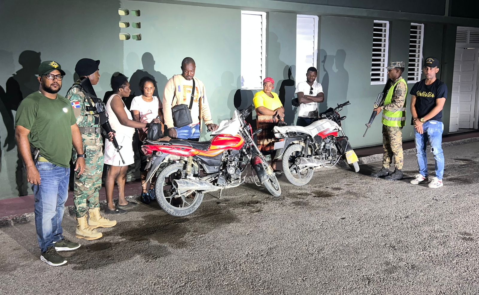 Ejercito detiene motociclistas que transportaban ilegales haitianos
