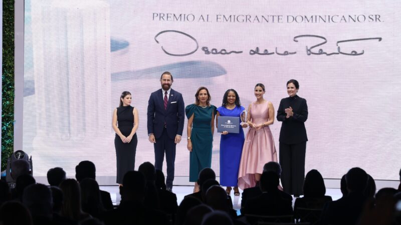 MIREX entrega Premio al Emigrante Dominicano Sr. Oscar de la Renta a Ydanis Rodríguez