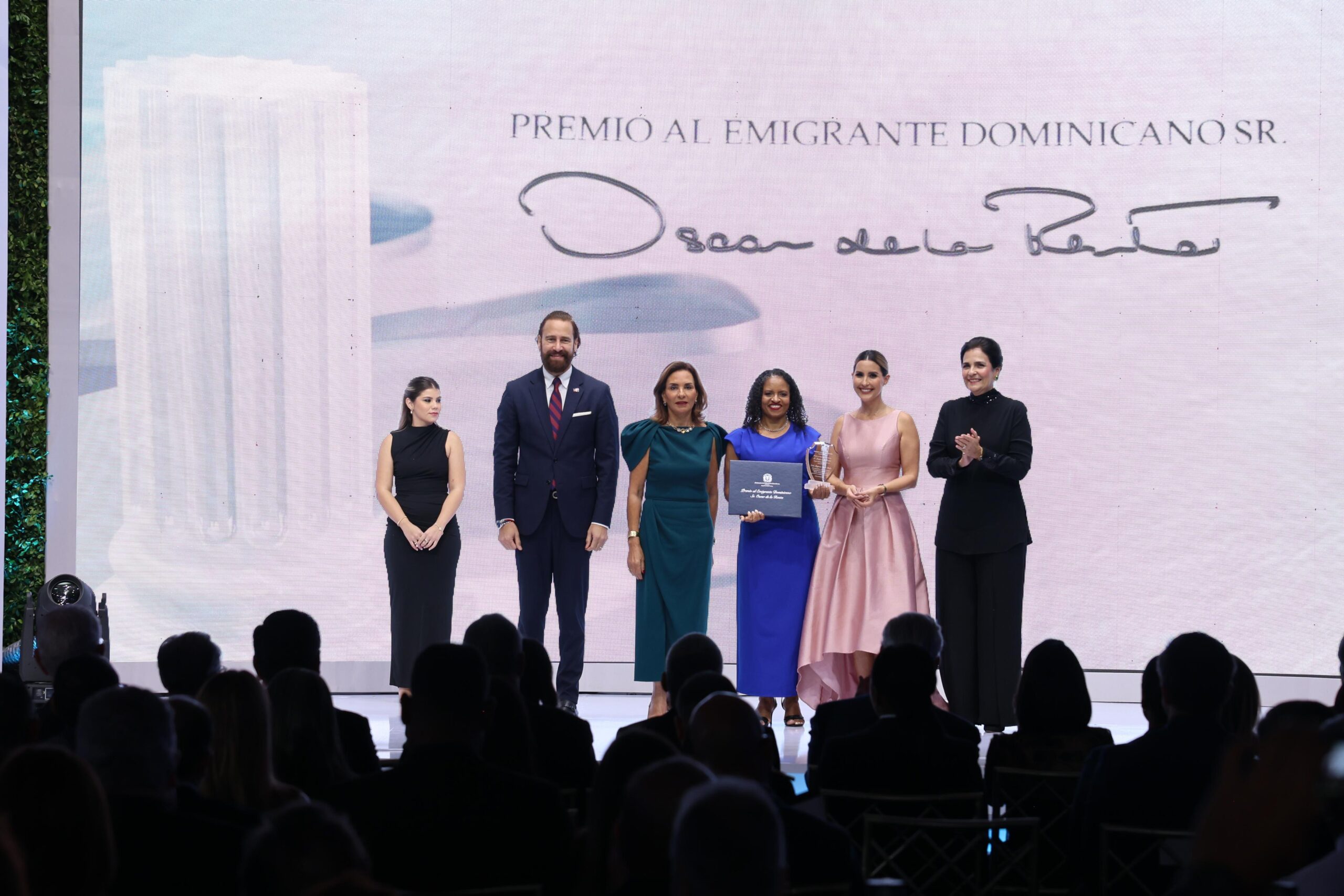 MIREX entrega Premio al Emigrante Dominicano Sr. Oscar de la Renta a Ydanis Rodríguez