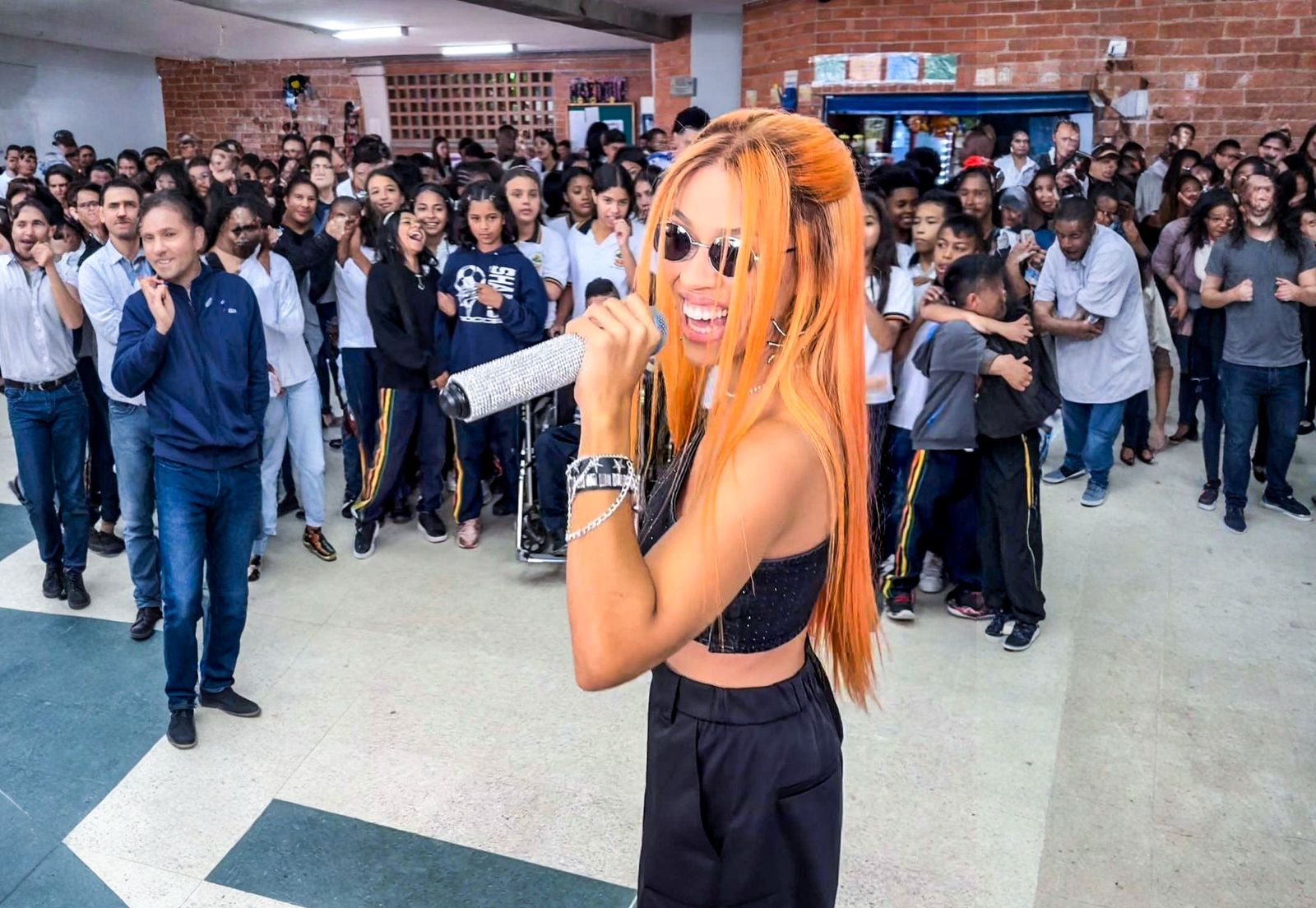 Erika Lane conquista Colombia con su gira escolar en Medellín y Bogotá