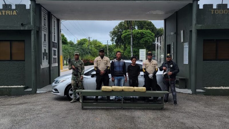 Ejército detiene a dos hombres con 4 paquetes de un vegetal, presumiblemente marihuana en Barahona