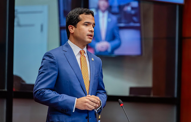 Omar afirma «Las deportaciones son importantes y la apoyamos, pero son insuficientes»