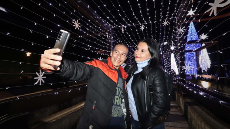 Catedral de Sal inaugura el alumbrado navideño en el Parque de la Sal.