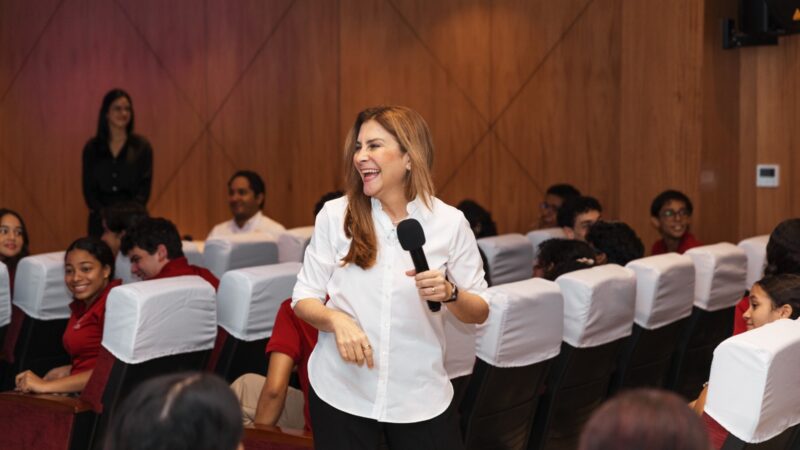 Carolina Mejía lleva charla de responsabilidad ciudadana a estudiantes de Loyola