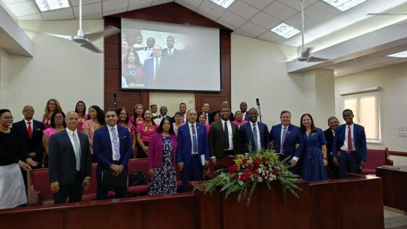 Líderes y miembros de la Estaca Santo Domingo Las Américas se reúnen en una solemne Conferencia General.