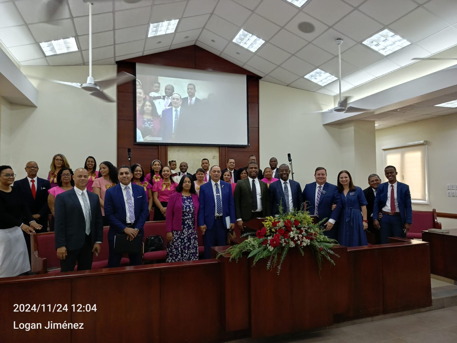 Líderes y miembros de la Estaca Santo Domingo Las Américas se reúnen en una solemne Conferencia General.