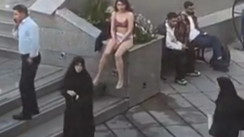 Irán arresta a una mujer que se desnudó para protestar contra el acoso