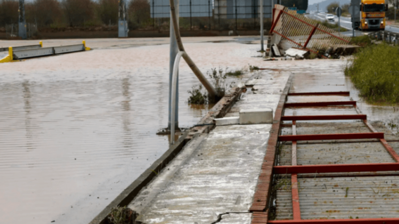 Suspenden circulación de trenes entre Madrid y Barcelona por inundaciones