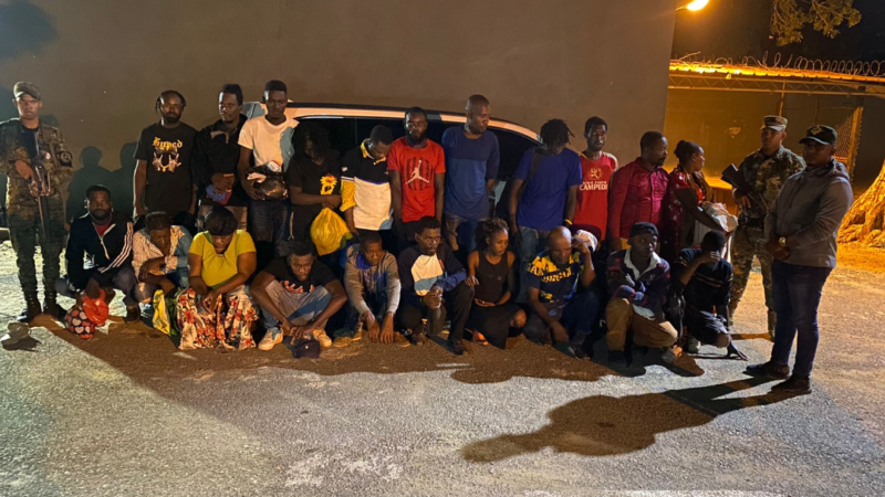 Detienen dos vehículos con 22 nacionales haitianos en estatus migratorio irregular