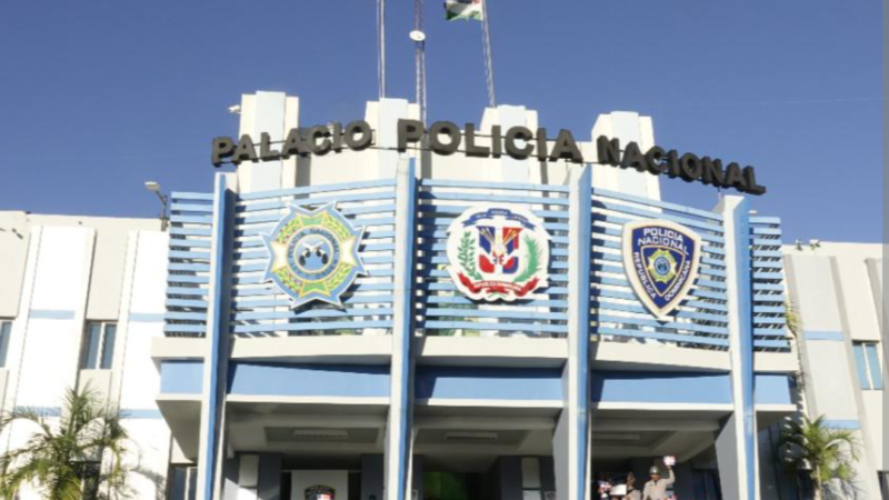 Policía Nacional apresa a cuatro personas por despojo en la vía pública en Villa Hermosa, La Romana