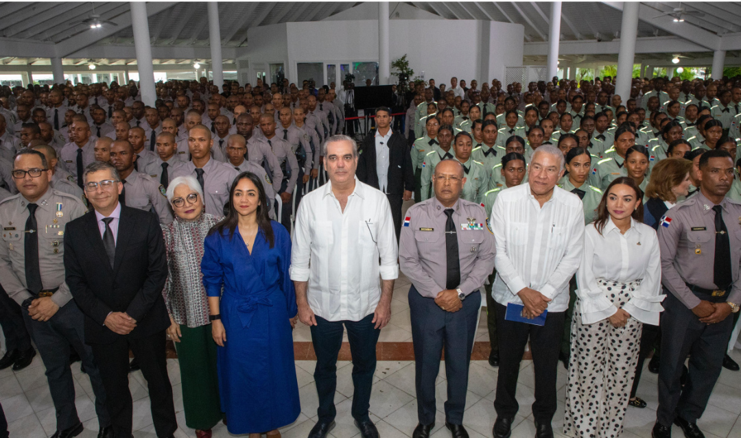 Presidente Abinader encabeza graduación histórica de los primeros 1,016 policías formados bajo la reforma policial