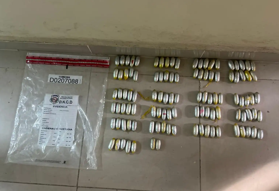 Arrestan dos nigerianos viajarían con estómago lleno de bolsitas de presuntas drogas