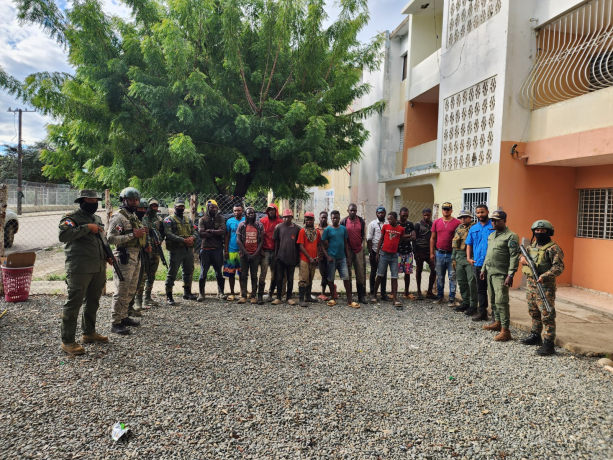 Autoridades detienen a 13 haitianos por conuquismo en San Juan