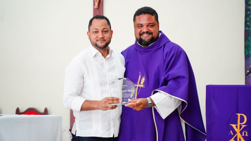 Reconocen a Leandro Mieses, Ángel de la Cruz y otras personalidades en Santo Domingo Oeste