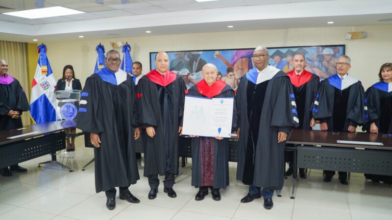 UASD inviste Profesor Honorario al Dr. Franklyn Holguín Haché, rector de UNAPEC