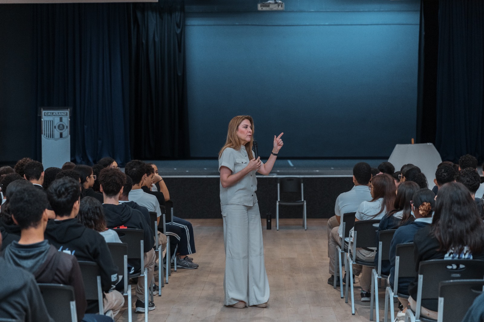 Alcaldesa Carolina Mejía conversa con estudiantes sobre responsabilidad ciudadana